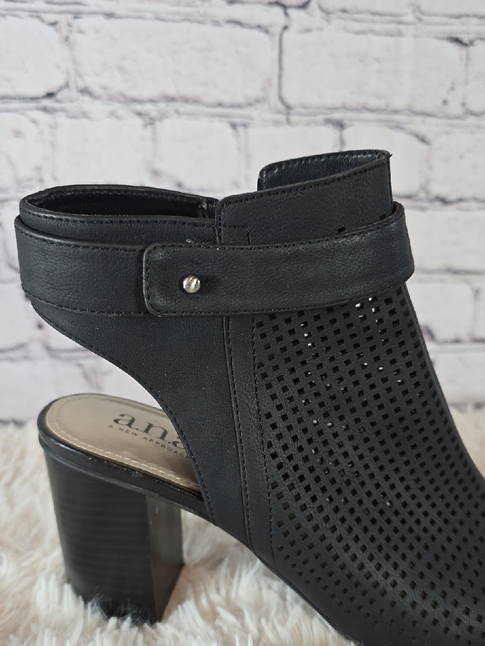 A.N.A. A New Approach 'Trout' Black Perforated Block Heel Sandals Size 8.5 - Picture 6 of 16